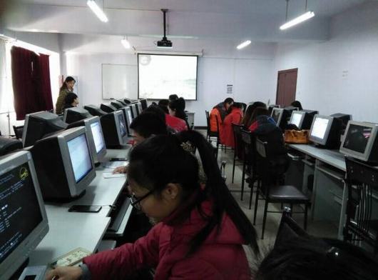 “大学生作业充溢AI味”问题出在哪儿