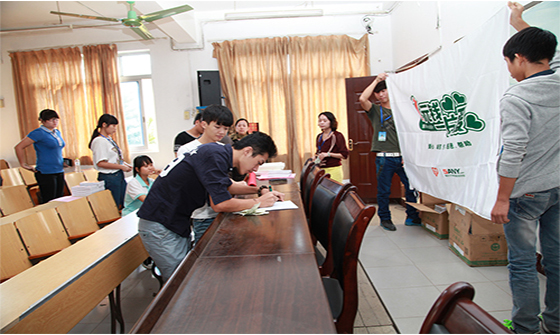 柳州学习中心签下“爱心零距离，温情暧天下”的宣言