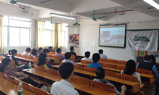 广州校外学习中心的同学们认真观看活动视频