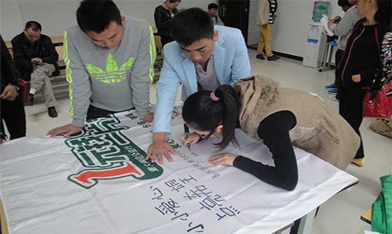 普洱财校学生代表用心抒写爱的祝福